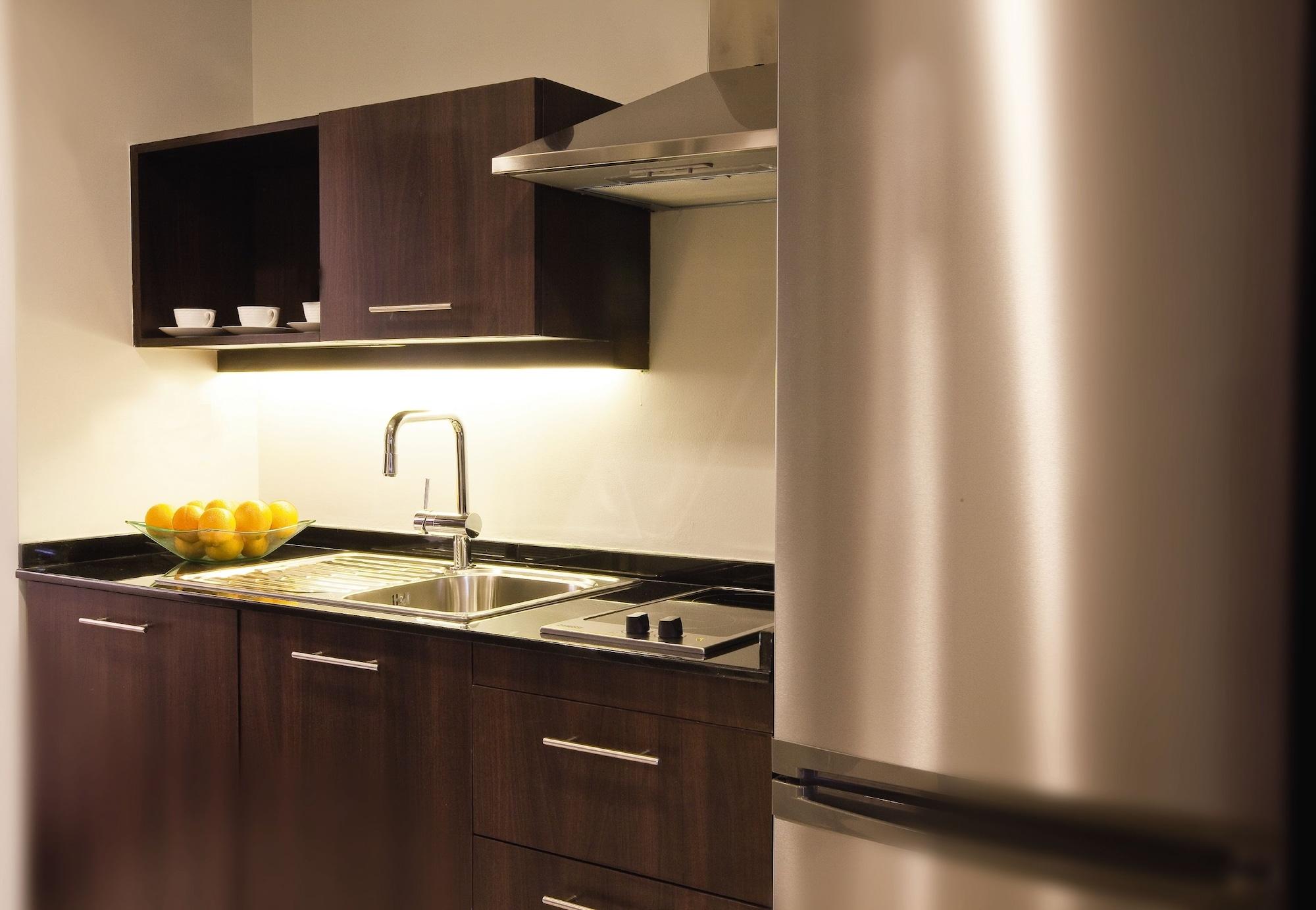 Moevenpick Hotel Apartments Al Mamzar Dubai Esterno foto A kitchen with a stainless steel refrigerator
