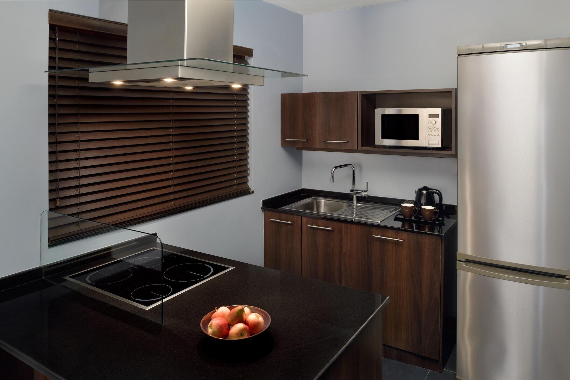 Moevenpick Hotel Apartments Al Mamzar Dubai Esterno foto A modern kitchen