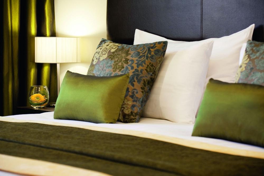Moevenpick Hotel Apartments Al Mamzar Dubai Esterno foto A bed with cushions