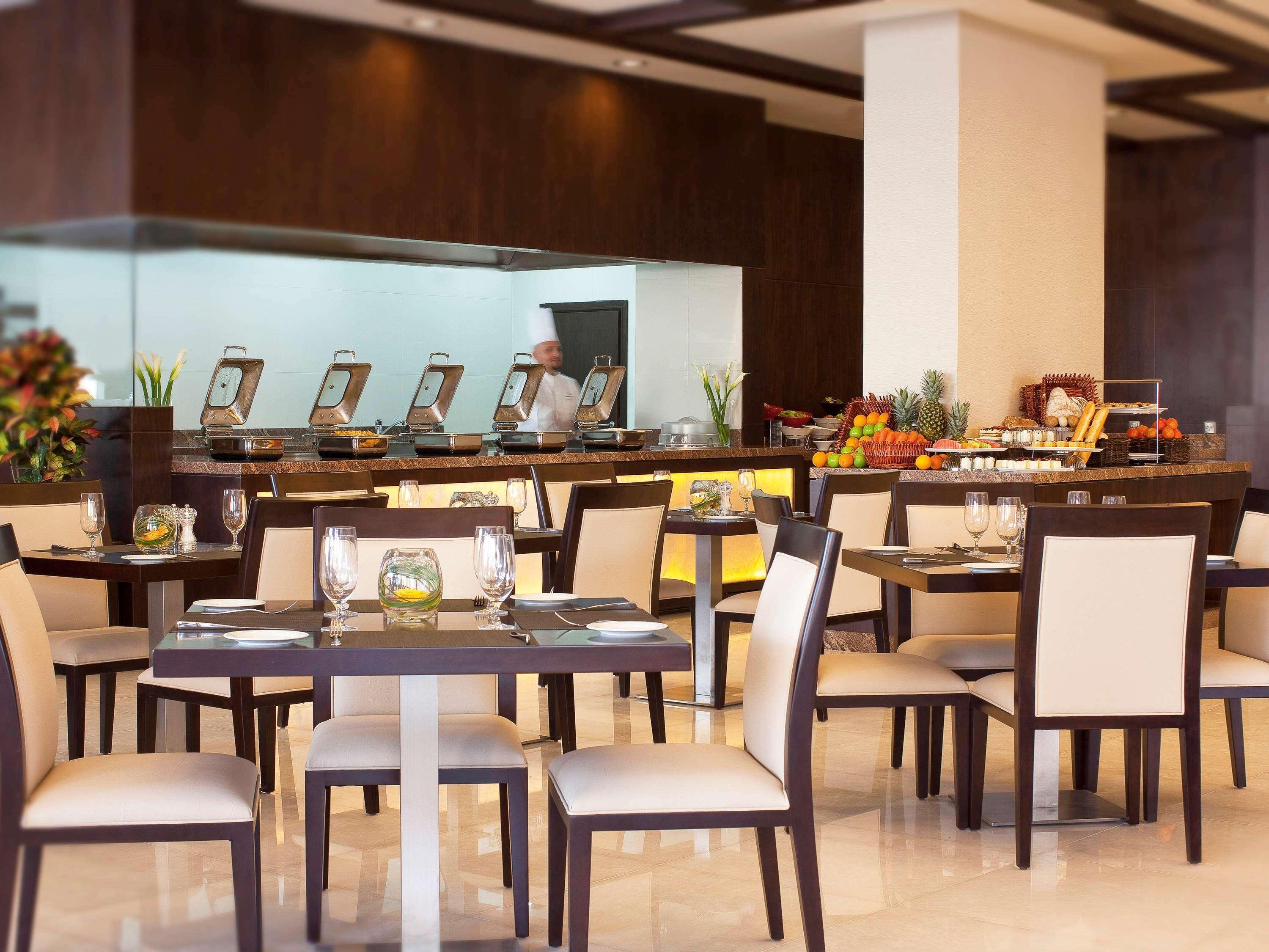 Moevenpick Hotel Apartments Al Mamzar Dubai Esterno foto The restaurant