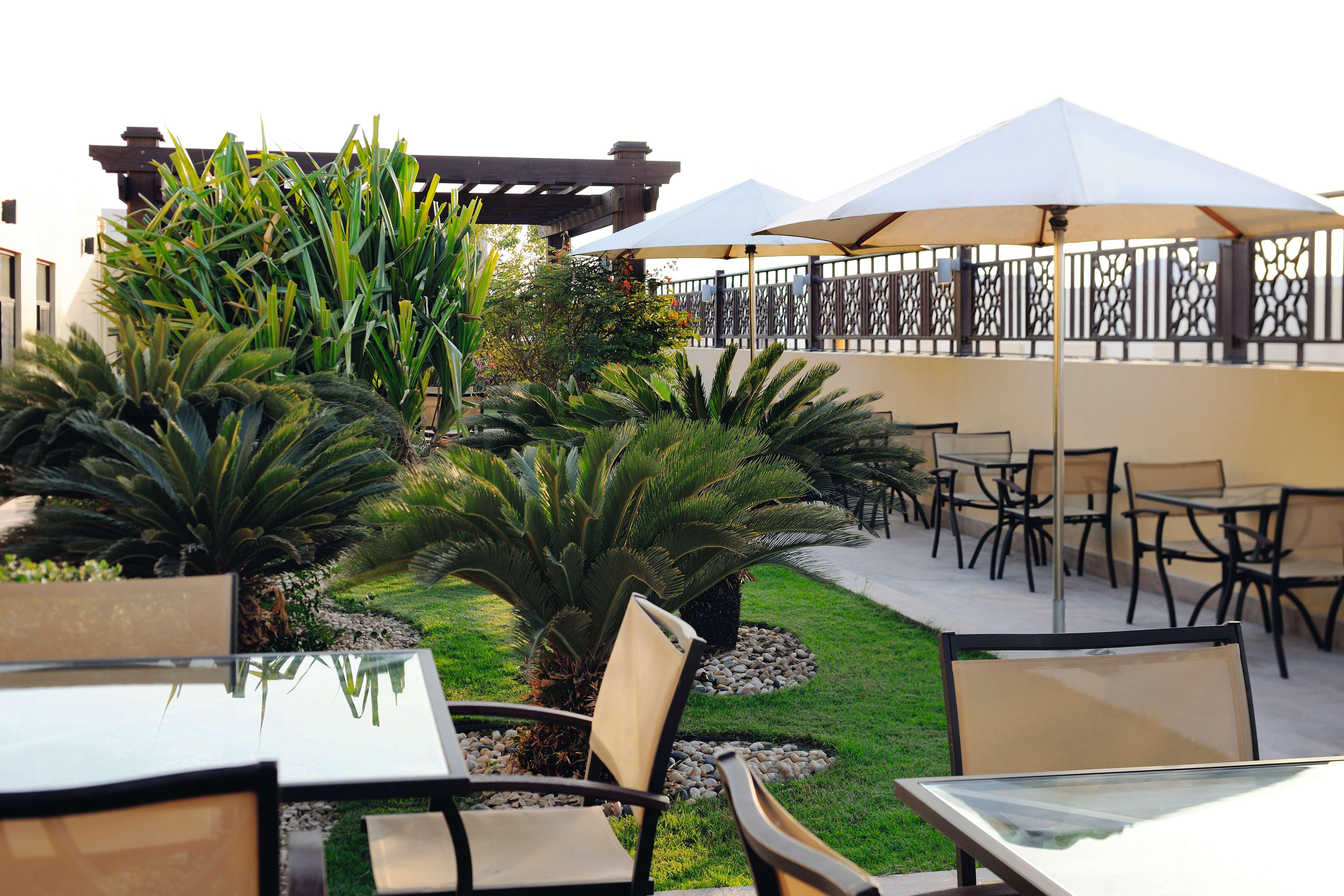 Moevenpick Hotel Apartments Al Mamzar Dubai Esterno foto The rooftop garden at the hotel