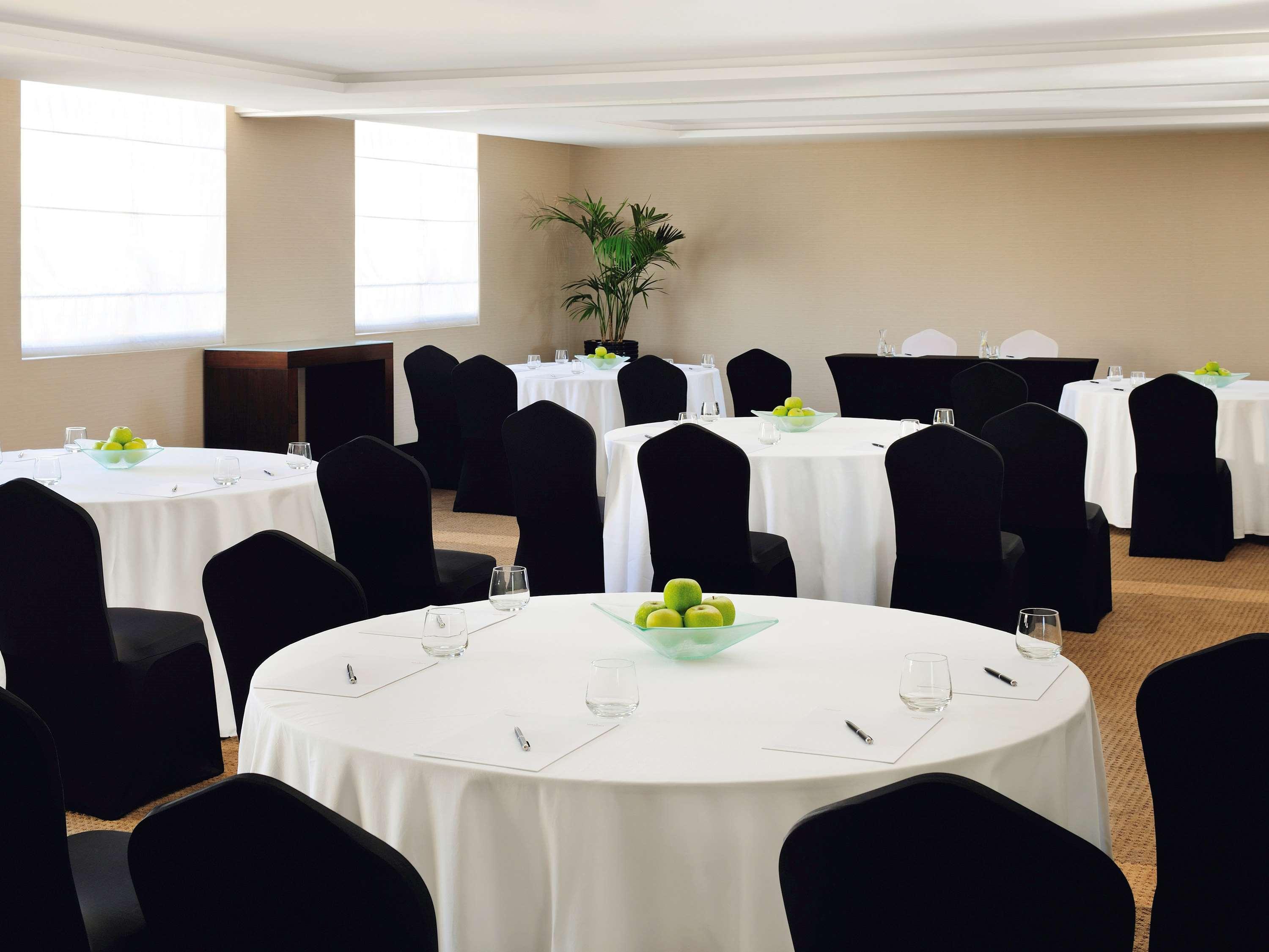 Moevenpick Hotel Apartments Al Mamzar Dubai Esterno foto The Westin Palace Madrid