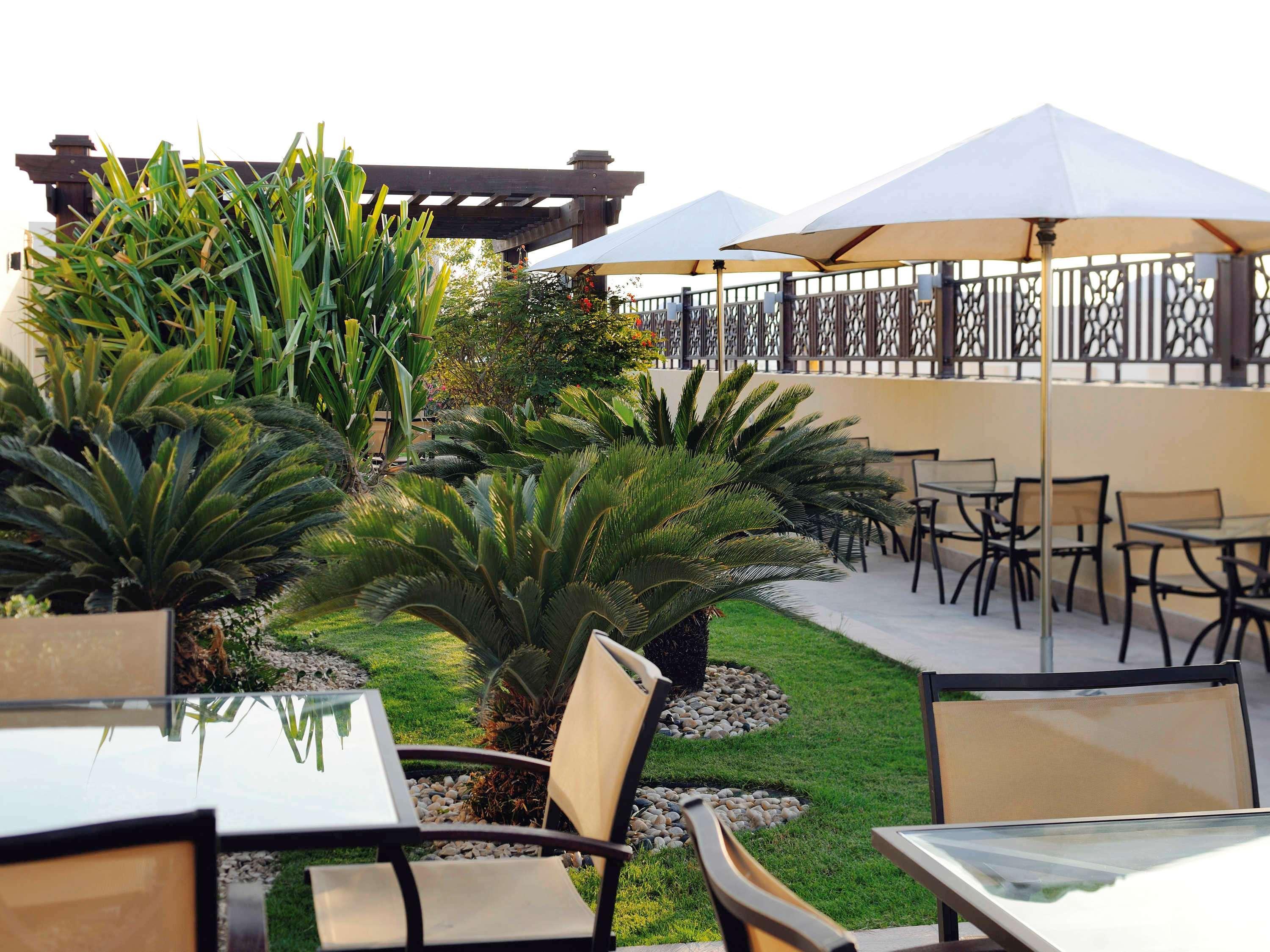 Moevenpick Hotel Apartments Al Mamzar Dubai Esterno foto The rooftop garden at the hotel