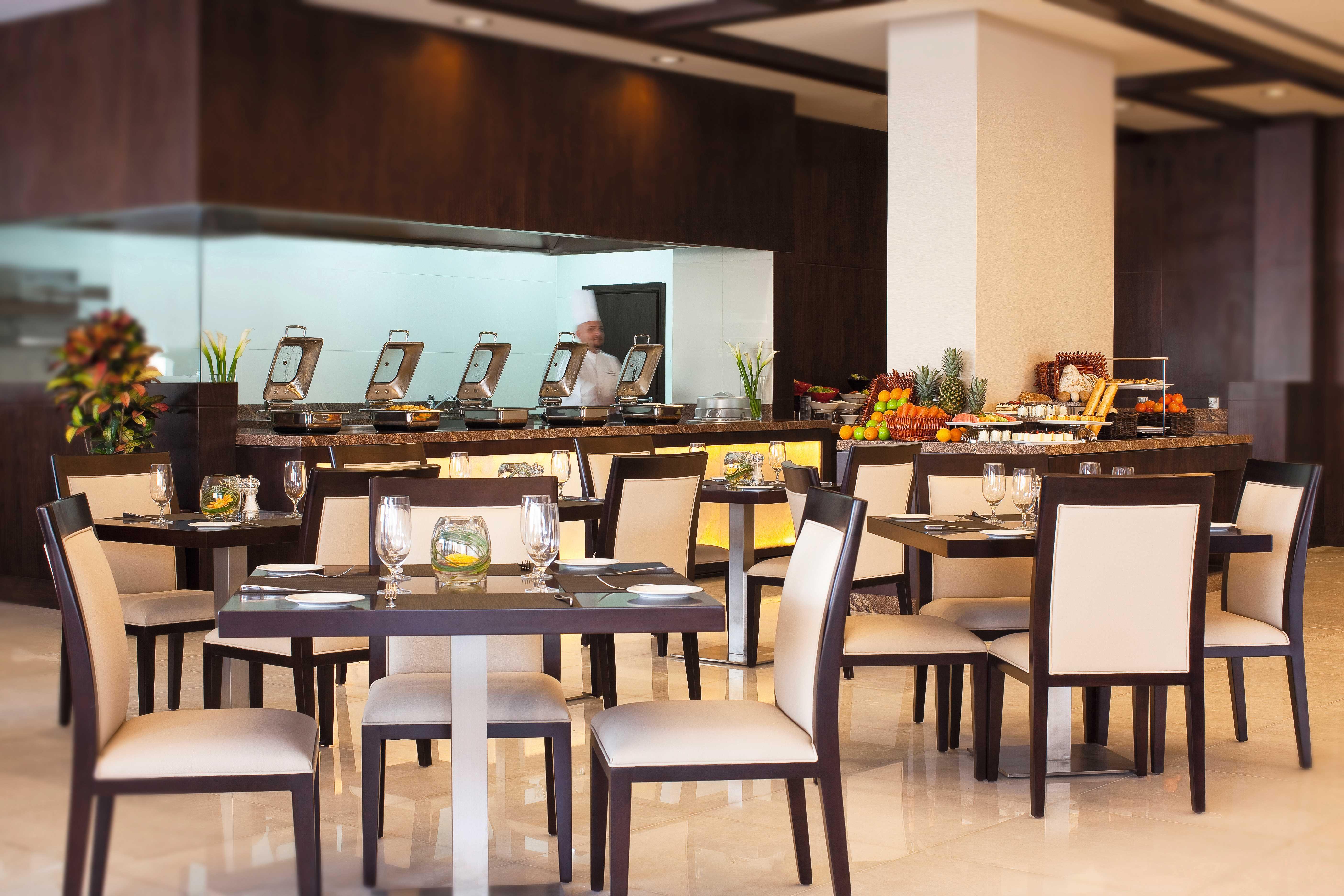 Moevenpick Hotel Apartments Al Mamzar Dubai Esterno foto The restaurant