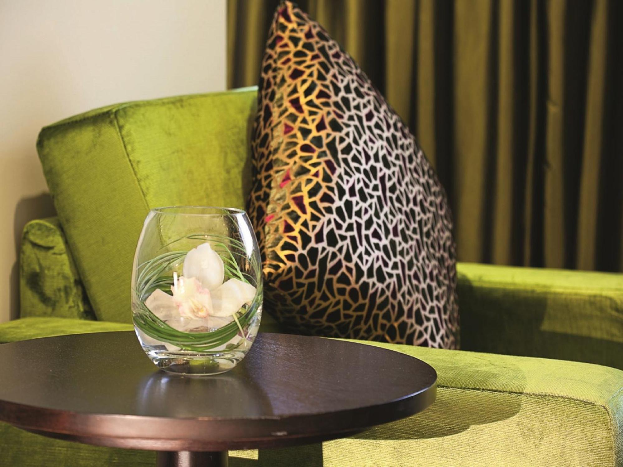 Moevenpick Hotel Apartments Al Mamzar Dubai Camera foto A green sofa
