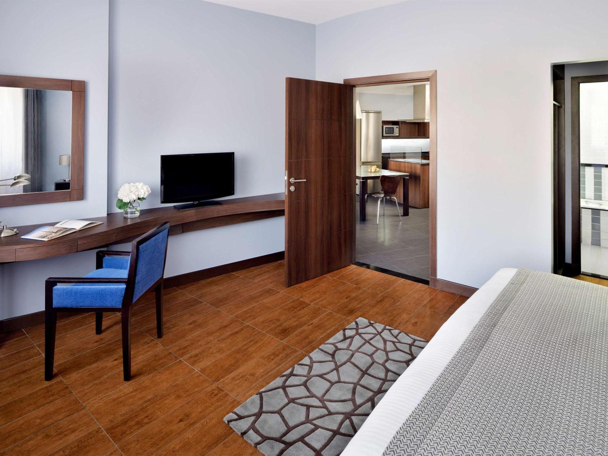 Moevenpick Hotel Apartments Al Mamzar Dubai Esterno foto A typical room at the hotel