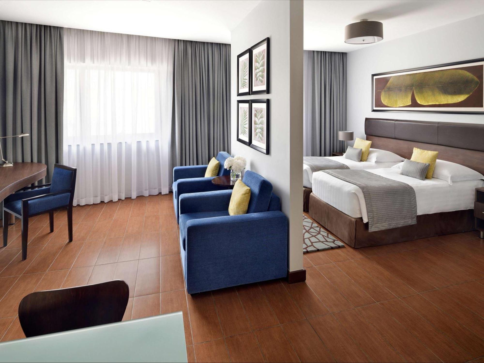 Moevenpick Hotel Apartments Al Mamzar Dubai Esterno foto A room at the hotel