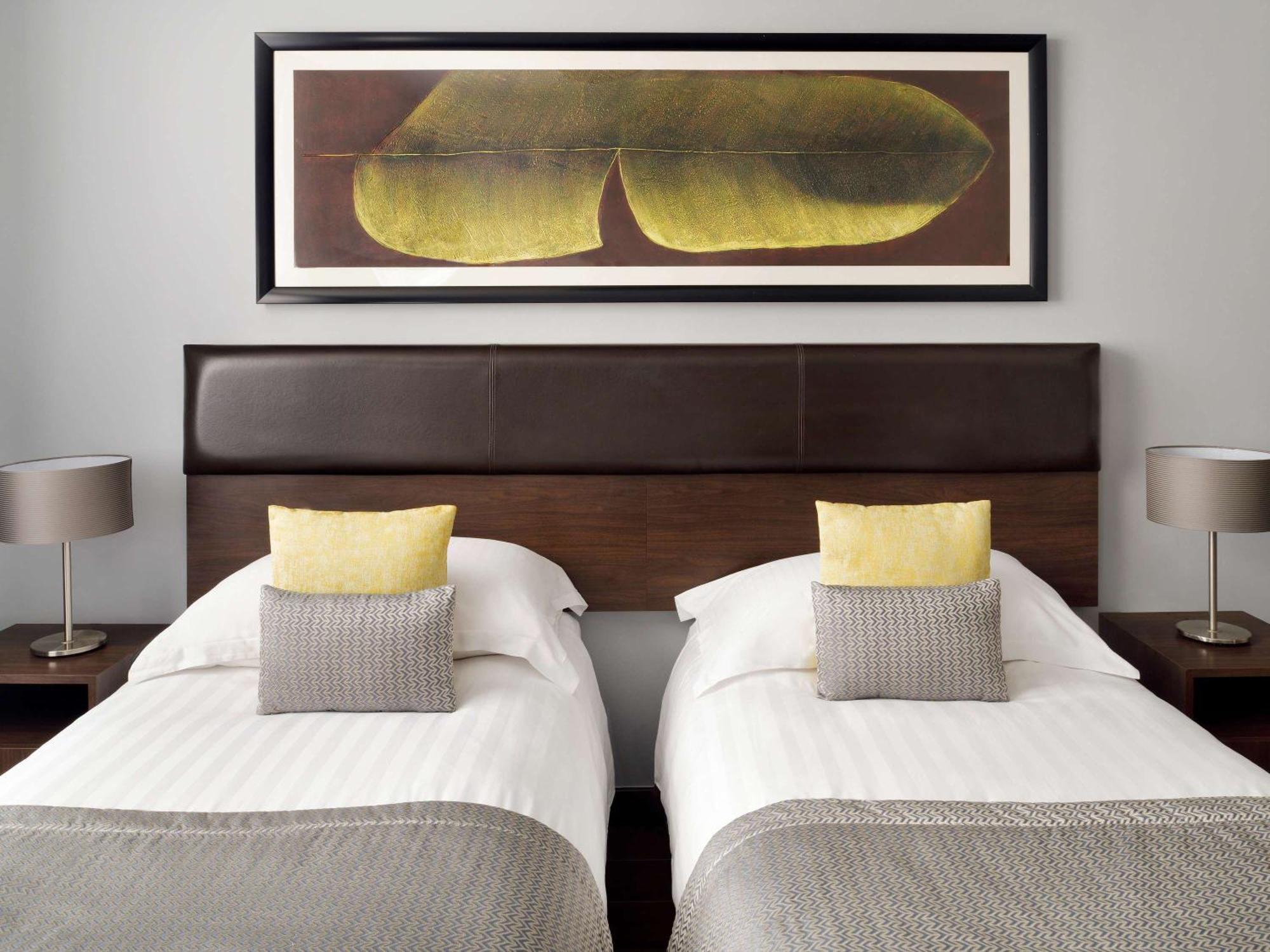 Moevenpick Hotel Apartments Al Mamzar Dubai Esterno foto A room at the hotel