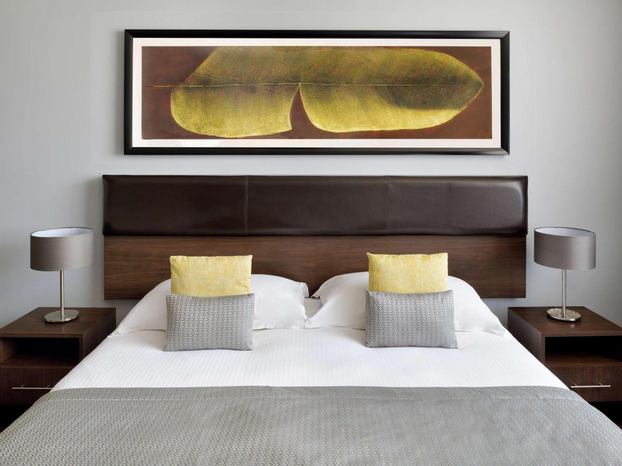 Moevenpick Hotel Apartments Al Mamzar Dubai Esterno foto A bedroom at the hotel