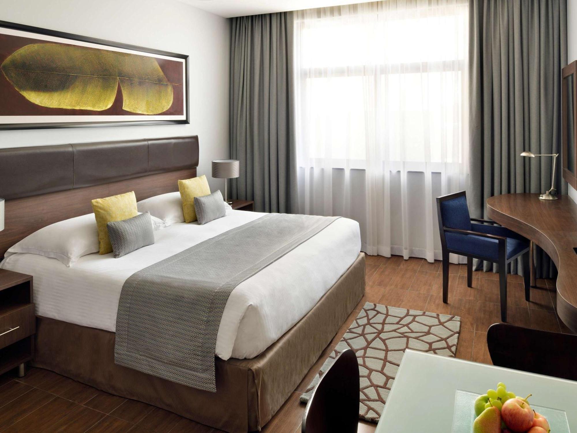 Moevenpick Hotel Apartments Al Mamzar Dubai Esterno foto A room at the hotel