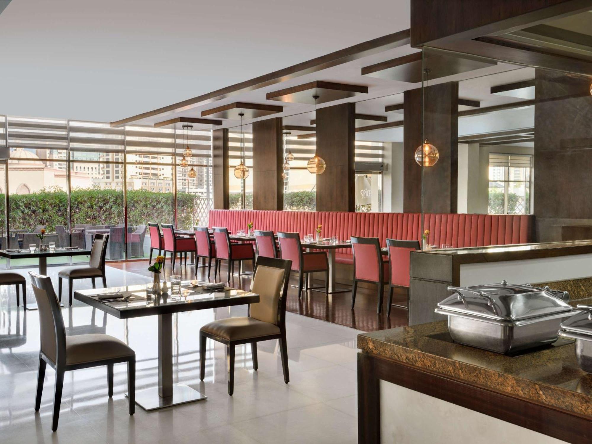 Moevenpick Hotel Apartments Al Mamzar Dubai Esterno foto The restaurant