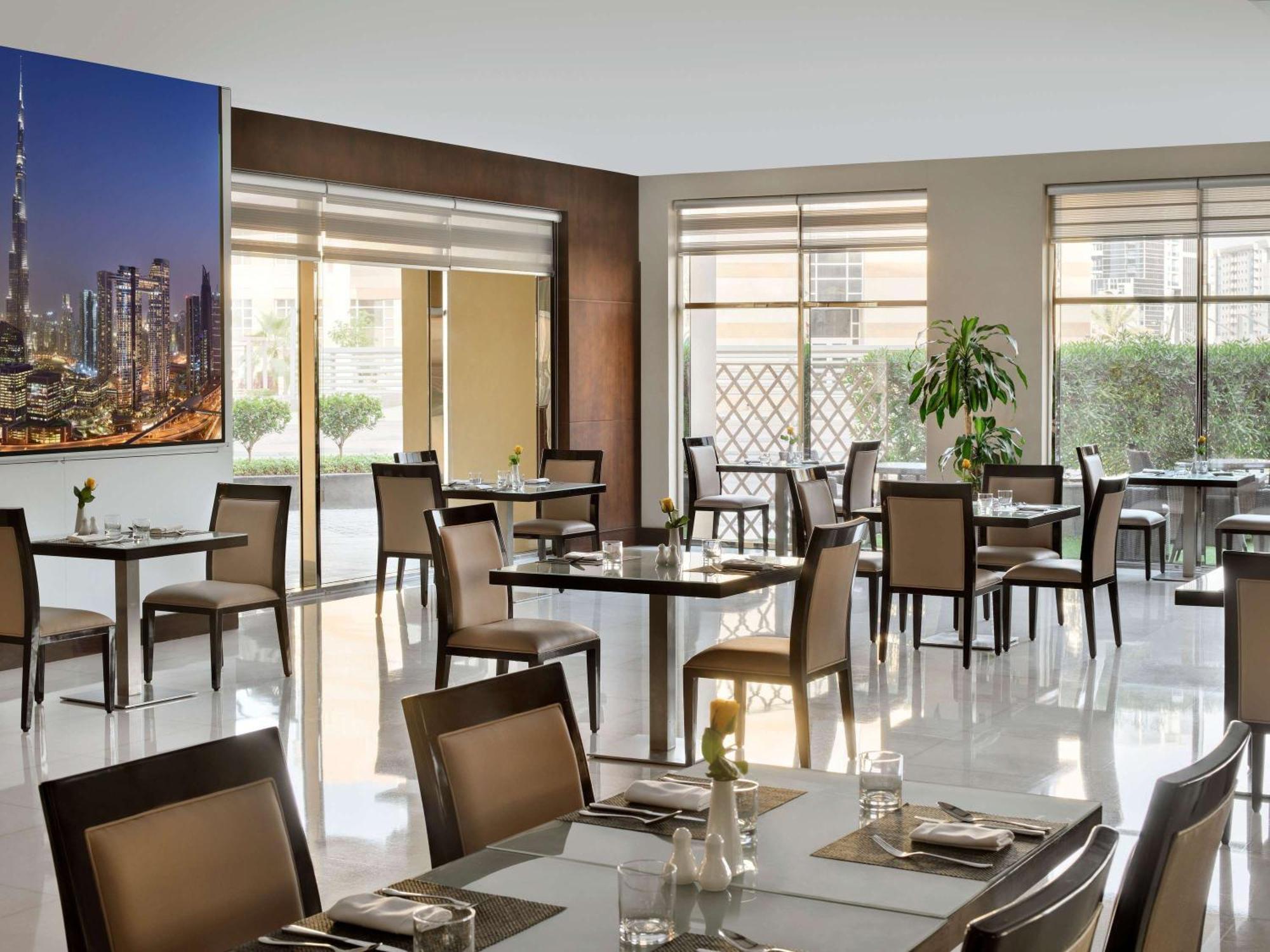 Moevenpick Hotel Apartments Al Mamzar Dubai Esterno foto The restaurant