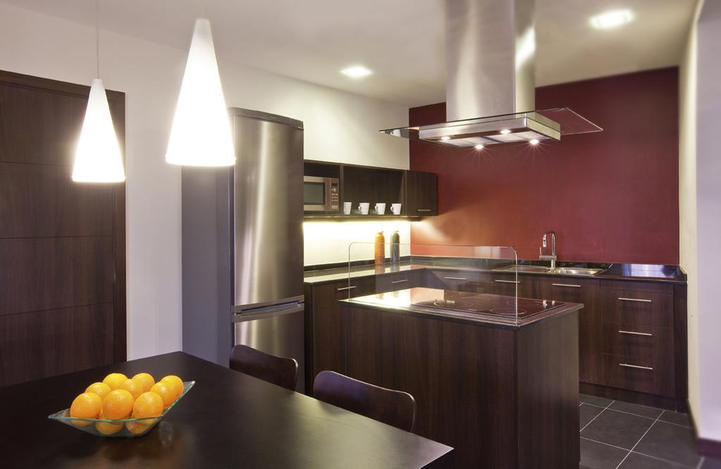 Moevenpick Hotel Apartments Al Mamzar Dubai Esterno foto A modern kitchen