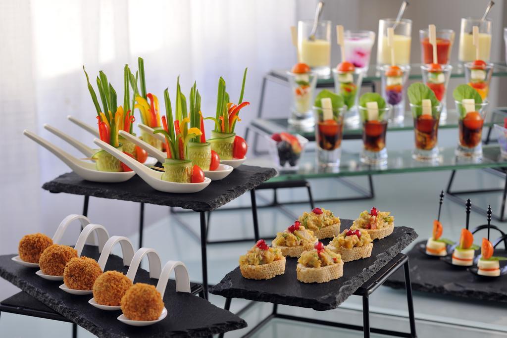 Moevenpick Hotel Apartments Al Mamzar Dubai Esterno foto Finger food