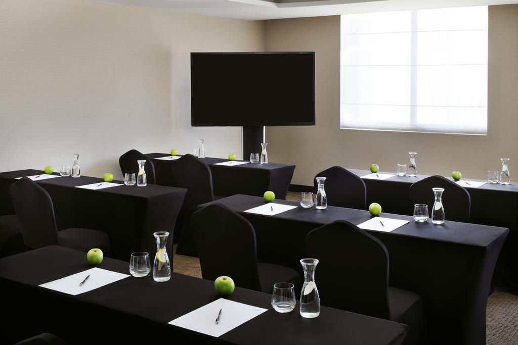 Moevenpick Hotel Apartments Al Mamzar Dubai Esterno foto Meeting room