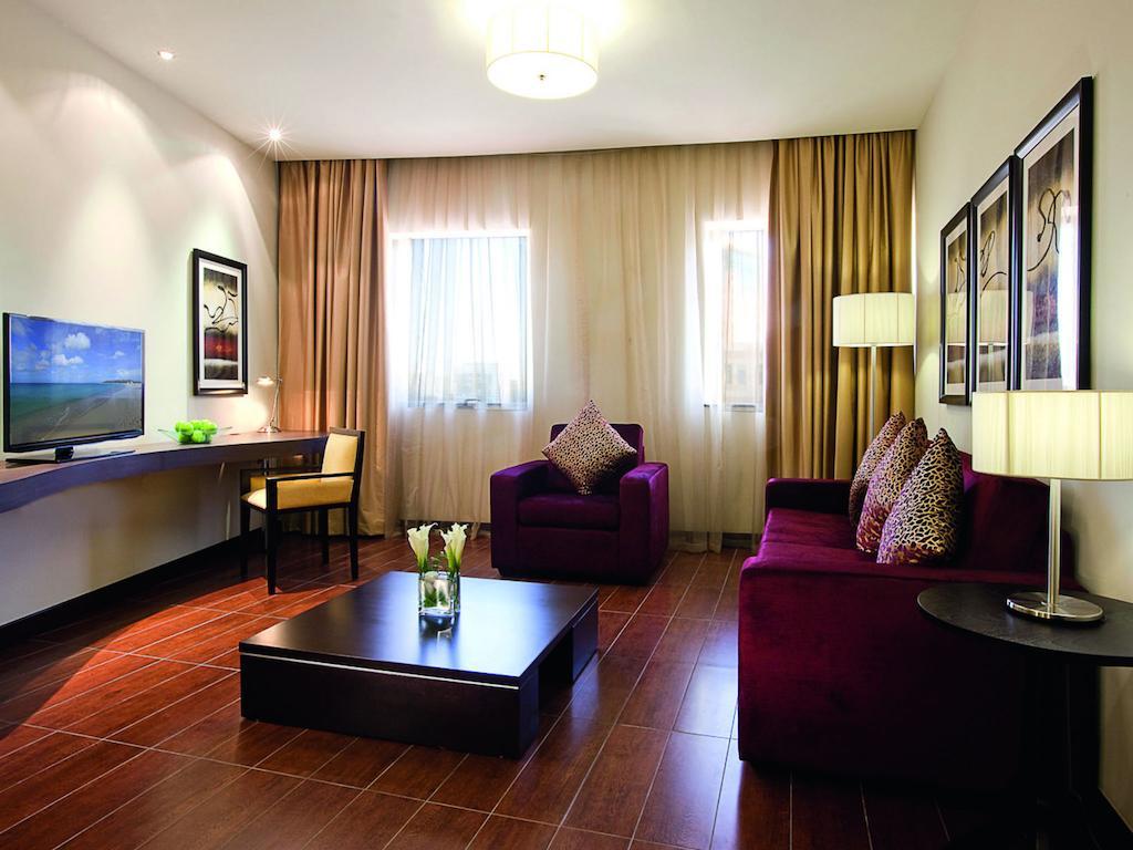 Moevenpick Hotel Apartments Al Mamzar Dubai Esterno foto A living room in a hotel suite