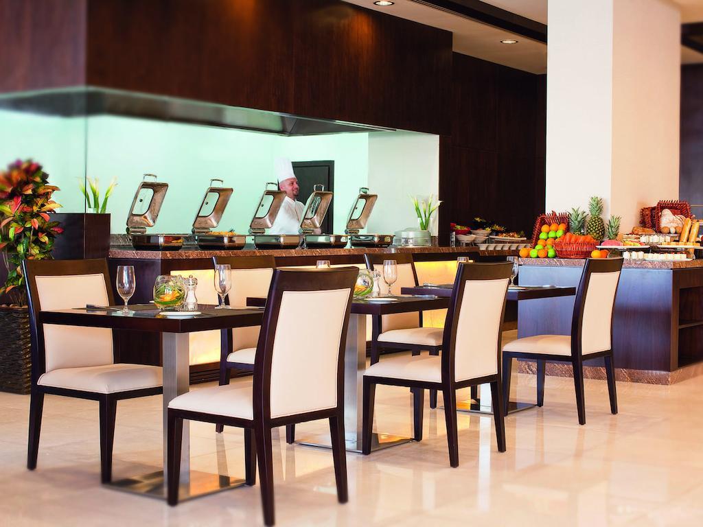 Moevenpick Hotel Apartments Al Mamzar Dubai Esterno foto The restaurant