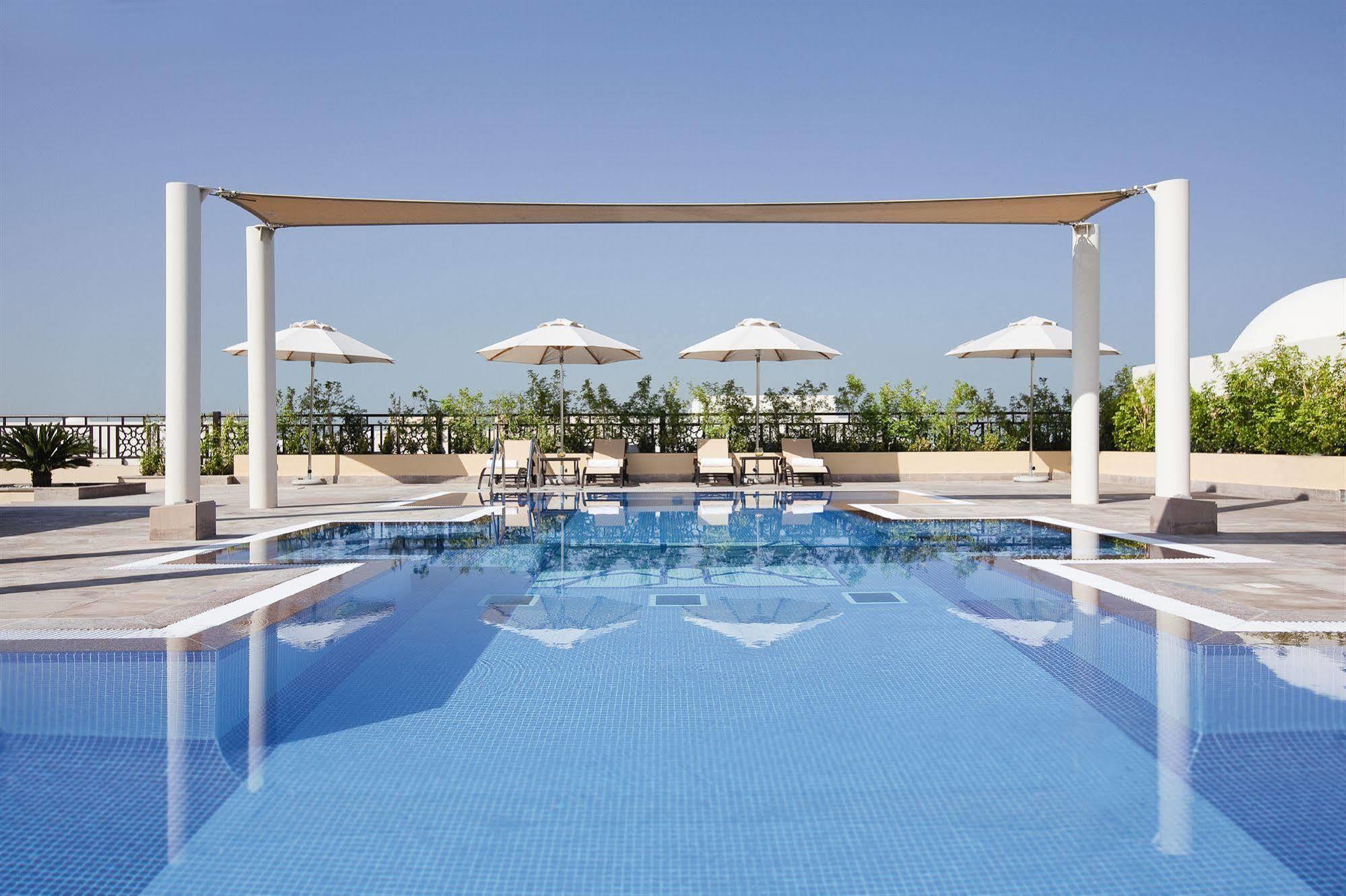 Moevenpick Hotel Apartments Al Mamzar Dubai Esterno foto The swimming pool at the hotel